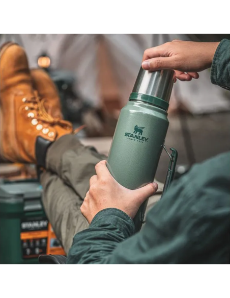 Termo Clasico 950 Ml Con Manija Y Tapon Cebador Verde Stanley